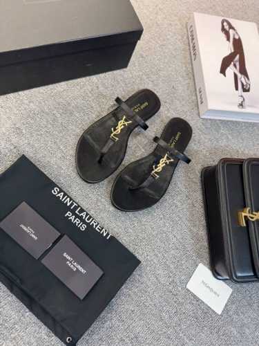Sa*Nt Laurent 圣*兰y*L小五金扣柜柜最新夹脚凉皮拖鞋。独家高端定制，顶级品质。延续家族经典五金扣设计，简约大气，平底1Cm平底让mm轻松驾驭，特