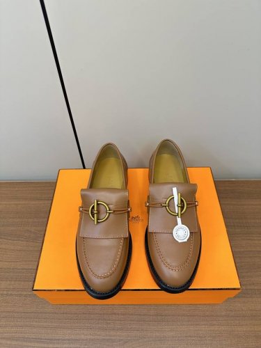 Hermes 爱马仕24Ss新款 秋冬新出乐福鞋 简直是太完美了，怕磨脚的亲大胆入，逛街妥妥的不需要创可贴 还更新了鞋底的工艺，以后才瓷砖地毯都不怕滑了，而且牛