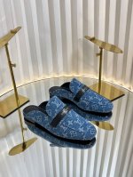 路易威登lv louis vuott on fw25 new arrival～秋冬最新款毛毛拖鞋～这双毛拖也是好好看！皮质的就是非常高级呀！！搭配秋冬的牛仔短裤