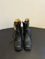 Miu Mi* 24秋冬走秀款 机车风复古长靴 短靴 走秀款 酷飒酷飒的 延续了爆款风格 Miu 24秋冬秀款 短靴新品 经典机车靴造型，帅气摩登 鞋面 植糅小