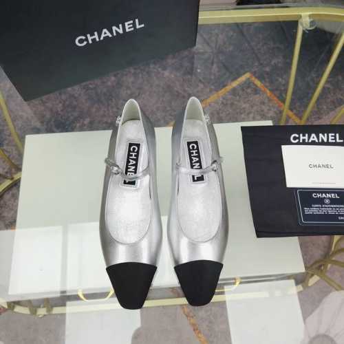顶级版本 出厂价 Chanel 24早秋最 单鞋，双c平底经典款女鞋 专柜简直疯抢了，各大社交平台热门晒图，这期的走 秀款绝对太帅了，绝对是这一季最热门的款式，