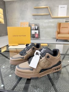 L 顶级代购 路 炸街男神新品来袭，男士超人气运动爆款专柜新款，原厂配置意大利进口牛皮面料，复杂工艺霸气的外观搭配新底更加潮达人，进口透气网布内里垫，透气舒适