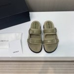 出厂价 小众品牌dymonlatry 春夏懒人拖鞋 春夏怎么可以少的了博肯拖鞋，无论是日常穿着还是出游，它的适配度都很高，简约的造型不挑搭配，主要是脚感无敌，真