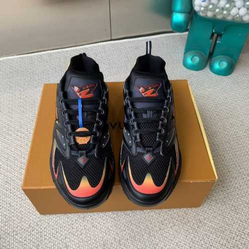 代购级 Lv Runner Tatic运动鞋混合网格织物和牛皮革制成的麂皮，延续跑鞋的设计精髓，瞩目亮相路易威 春夏秀场。L ”V 字母和 Monogram 花