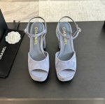 CHANE* ｜小香24p春夏新品超高跟厚底凉鞋懒人凉鞋懒人必备穿了会上瘾的凉鞋巨软巨舒服 让你摆脱一切的束缚感呆萌的面包鞋型 对脚宽的宝宝很友好大底有一定的厚