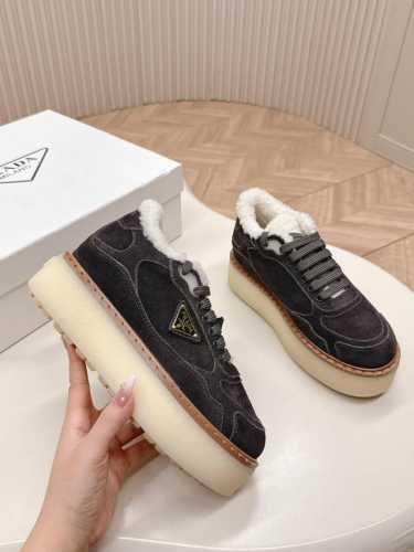 出 市面最高版本 Prada 普拉达24秋冬新款△三角标羊毛高帮鞋，厚底靴 雪地靴 双色擦色牛绒真羊羔毛 真皮沿条 双色tpu大底 材质细节可对比原版，市面普通