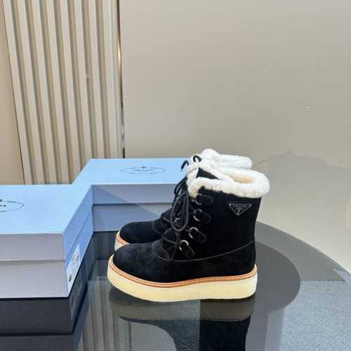 高版本出厂 Prada*普拉达 Ss秋冬新款绑带雪地靴真羊毛短靴 时尚大方的设计呈现经典轮廓。不管面对任何场所 主场只属于你！ 面料：原版进口牛反绒 内里：进口