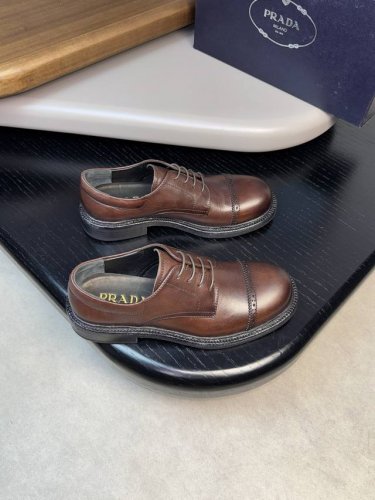 prada 普拉达 -高端品质 原单 -鞋面：进口蜡感纳帕小牛皮、完美拼接 -内里：水染牛皮 -大底：超真皮 橡胶；组合成型真皮大底 -超高品控 做工精细：凸显