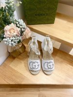 Gucci 古奇 25Ss 早春水钻gg字母图案装饰园头古奇草编新款坡跟渔夫鞋 牛仔布鞋面，官网同步， 永不过时，超级舒适， 四季都可以穿，上脚轻便 经典水钻l