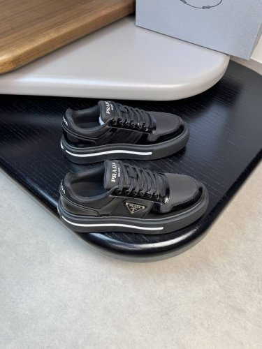 prada 普拉达 -高端品质 原单 -鞋面：漆面小牛皮、品牌布匹、鞋身车缝品牌金属扣件 -内里：品牌帆布，垫脚；水染牛皮 -大底：超轻tpu 发泡; 成型大底