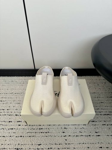 Tabi Footwear 24Ss 春夏 分趾鞋系列 是一个专注于提供高品质鞋履的品牌 其产品线包括多种款式和颜色，如黑色、蓝色和棕色等。 该品牌的产品被认为
