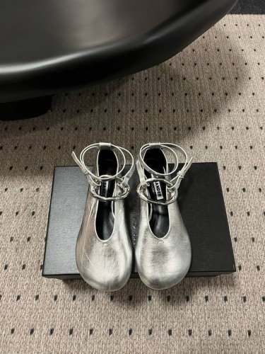 jilsander 25 春夏极简主义平底五金扣饰圆头后空凉鞋单鞋 市面顶级原单版，Zp对比做货，所有细节都跟柜上一致：包括鞋面皮料，鞋垫内里皮料、刻印Logo