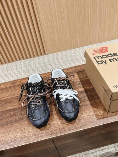 擦色黑 # 意外联动 在ss24的秀场上我们看到了miu Miu与new Balance最新联名版本复古跑鞋530系列Miu Miu X New Balance