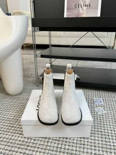 Loewe 罗意威 24Ss 秋冬新款 方跟厚底女靴套脚一脚蹬弹力靴牛皮平底时装靴短靴 简约大气时髦 耐看不过时 是时尚圈永不退潮的经典所在 复古的英伦风格 让