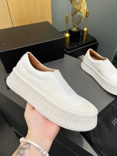 冲量价: Jil Sander 饼干鞋，2024 Aw时髦精绝对不能错过的必入款，没有任何繁杂装饰，质感极好的vintage感，纯粹和极简做得利落又诗意！ 采用
