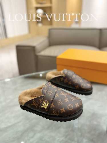 出厂价： 专柜新款毛毛半拖毛拖 Winterbreak Comfert 平底拖鞋 Lv 字母和monogram 花卉点缀图案的羊绒面，旁边装饰l V经典五金扣。