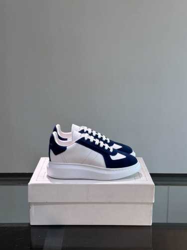 Alexander Mcqueen 亚历山大麦昆 情侣款阔形厚底增高鞋。经典百搭小白鞋，圆头设计 搭配宽扁鞋带 鞋舌和后帮饰有 Alexander Mcquee