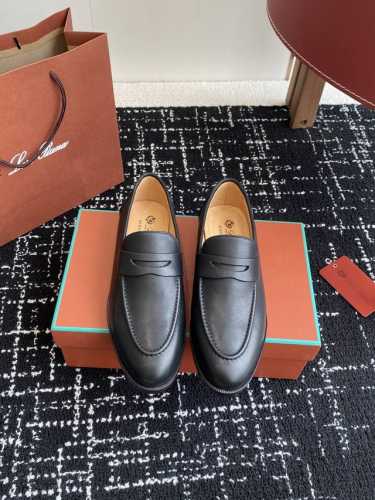 代购级 Loropiana 25Ss 新款 经典高丝光羊京乐福皮鞋 Lp一直是以好穿舒适为主的设计风格 这几年老钱风穿搭超级 这款乐福鞋也不例外 简约的设计理念