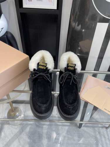 Miu Miu 缪缪 Ss 秋冬新款 王炸羊毛短靴 百搭增高神器 不想敷衍所以原版开发时间太长了 幸好最后依旧美好 五金logo元素符合miu系一贯品宣形象中的