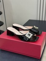 rv 小跟拖鞋24新品优雅致美单品Tres Vivier 钻扣穆勒鞋本款穆勒鞋以漆皮 单宁点缀闪钻饰扣 4.5cm粗跟平稳舒适精致优雅又舒适 增添活泼欢快的夏日
