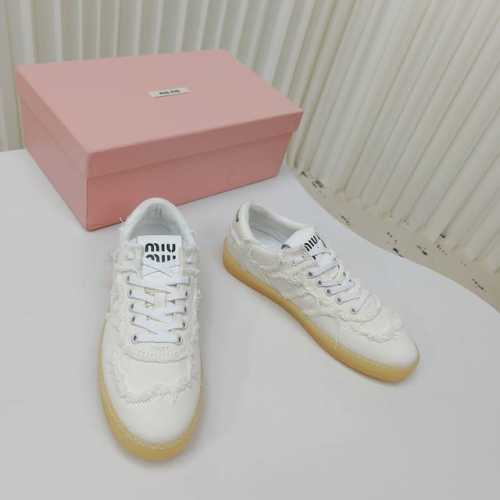 出厂价 Miumiu缪缪24 New Arrival经典复古休闲板鞋运动鞋 这款做旧复古风实在是太好看了 破碎的毛边体现单宁美感 绝对是独一无二的时尚 上脚非常
