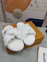 顶级版本lv 新色羊毛拖鞋頂级品质纯皮毛一体羔羊毛打造！米超温暖的感觉，穿上仿佛踩在云朵上经典老花装饰，精致高级！让这双毛拖身价陡增！鞋底是原版开模的防滑橡胶大