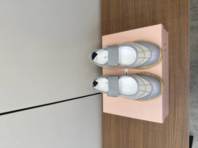 Miu Miu 25ss 春夏新款走秀 玛丽珍 德训 休闲鞋 秀场工艺来自Miu Miu系列的细节特写 新季的潮流要素与此刻挚爱的概念，多元对撞，传达现代风格~