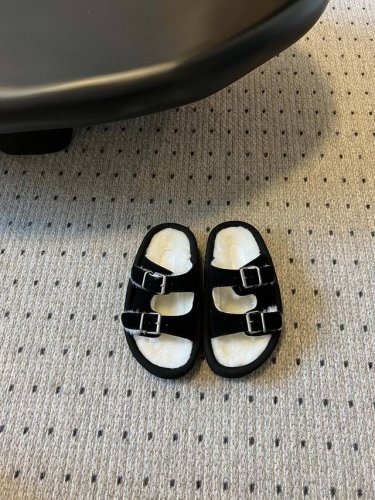 新品首发 Mm6 23 毛毛拖鞋 软绵绵的毛毛款拖鞋 Mm6马吉拉 舒适度不用说 肯定会很舒服的 廓形 搭配舒适长袜真的是绝绝子 上脚非常舒适 大底：大底橡胶发
