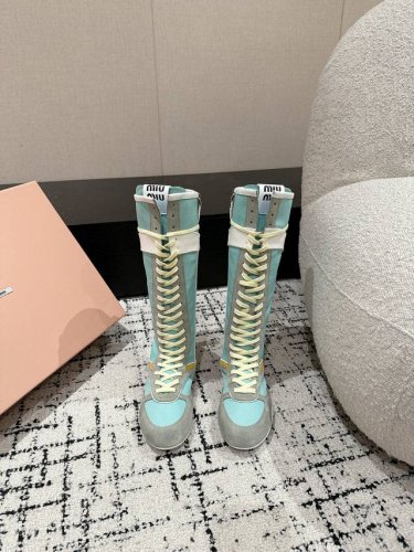 Miu Miu繆繆 25 春夏新款走秀MiuMiu 德训 休闲靴秀场工艺来自Miu Miu系列的细节特写 新季的潮流要素一与此刻挚爱的概念，多元对撞，传达现代风