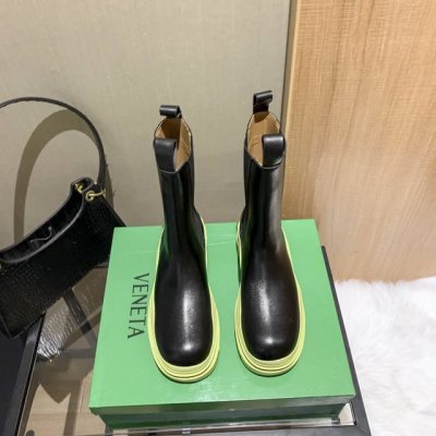 出厂： Bv 彩色短靴你绝对想不到这款短靴在这个季节会那么火爆果冻色鞋底首发出货、真的好卖到你完全不相信、某宝一天销量300多双，强烈推荐实体店购入一双摆版 标