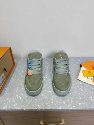 限男款 LV TARINE路易威登L家 驴牌 情侣款 休闲 运动鞋 滑板鞋原版购入开发 做货 本款LV Trainer 运动鞋选用牛皮革塑造繁复鞋面，需要数小时