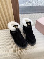 出厂价 Miumiu 缪缪 秋冬走秀款 系带厚底加毛内里乐福鞋 经常出现在各大时装杂志封面 各路明星、小红书博主都有钟爱，搭配五金logo更显优雅，上脚尤为惊艳
