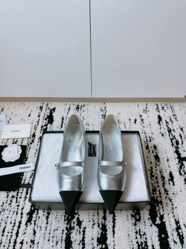 代购级 出厂 小香24 A新品 米兰走秀尖头玛丽珍凉鞋 本年度最美玛丽珍鞋 无法抗拒的高级与优雅 无论是搭配牛仔裤百褶裙 还是穿去较正式场合都可以的。 秋冬配袜