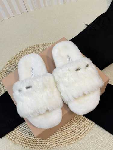 出厂 Miumiu 缪缪23新款 毛拖 高品质闭眼入！加厚真毛踩上去更加柔软舒服，采用进口皮毛一体羊羔毛 内里毛里 银色五金扣 原版高密度发泡底 Size:#