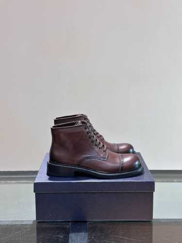Prada 普拉达 手工精品男士高帮短靴，意大利进口牛皮皮胚 胎牛皮鞋面 收工改色工艺，皮质质感一览无余 绅士又优雅 小牛皮透气内里 真皮大底，560真皮沿条裙