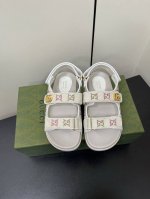 限女款老花 钻 Gucci古驰最新款双G魔术贴厚底沙滩凉鞋情侣款 原版购入开发 做货 G家这款平底凉鞋采用魔术粘带设计，现代感十足且充满运动气息，带来舒适感受。