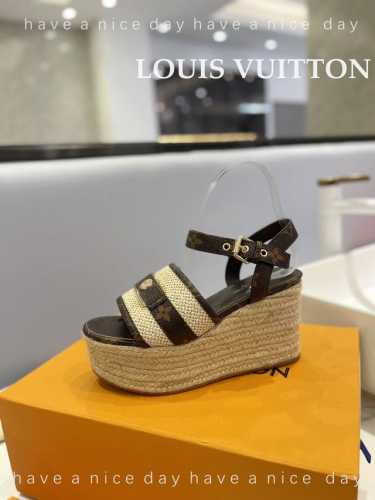 价格： LOUIS Vuitton 走秀款厚底凉鞋 香港原版购入一比一开模 今年的款式比去年增加了新原素 显得更为大牌 皮面款采用原版仿旧打蜡牛皮 内里垫脚全羊