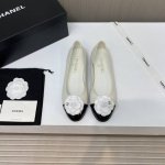 出厂价 小香家凉鞋chane*｜，山茶花大爆款！小香官网香奈儿早春凉鞋， 看着就很讨喜，小圆头 衬托脚也变得瘦瘦的，上脚给人就是一种年代的复古情怀鞋、欧美走秀新