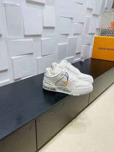 官方同步 新颜色 工艺精湛 定制材料 原版开发 品质出货 欢迎对比 Lv板鞋系列 Lv Trainer Maxi运动鞋将成衣系列的宽松廓形引入virgilabl