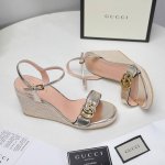 顶级代购，Gucci经典爆坡跟系列凉鞋，高版本，按原版1.1做法 鞋面意大利进口混种羊皮，内里混种绵羊皮，五金原版1.1开模带gucci标，橡胶大底， 跟高8C