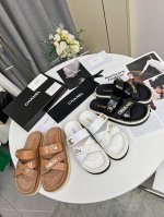 香奈儿春chanel官网同步最新春款松糕拖鞋 代购级别品质 进口羊皮里，3D电绣工艺，原版开模1：1双c活动五金扣。高软高弹，防滑生胶大底水台高5Cm，上脚相当