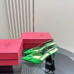 Valentin*华伦大v扣凉鞋，专柜最新系列 最高版本 V家这次出的水钻系列可以说是非常火爆了 抛弃了一贯的铆钉元素 化繁为简 更加精致耐看按正品1：1复制