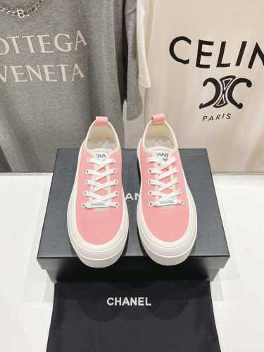 –Chanel* 小香2025ss最新休闲鞋，目前超级流行的饼干鞋网红明星小红书狂追热推 发售蠢萌可爱的造型带了点复古味！ 造型特殊，很有辨识度， 显瘦显腿长，