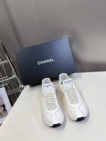 CHANEL香奈儿经典运动鞋超级网红系！超多网红上脚，专柜超火香奈儿的世界一直是女生梦寐以求的，简约的隔板设计 超级演绎多重质感效果，最抢眼LOGO双C也是超爱