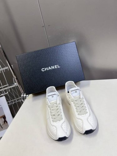 CHANEL香奈儿经典运动鞋超级网红系！超多网红上脚，专柜超火香奈儿的世界一直是女生梦寐以求的，简约的隔板设计 超级演绎多重质感效果，最抢眼LOGO双C也是超爱
