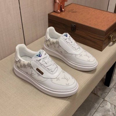 新款: 厂价: Lv* 最新爆款休闲鞋，顶端品牌奢侈～代购，顶级～质量 鞋面選用进口透气牛皮搭配材质透气羊皮里 精细做工 原版个性时尚柔软橡膠耐磨防滑大底，上脚