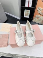 高品质出厂 MIUMIU 缪缪2024新款芭蕾舞鞋 缪家以芭蕾的灵动意韵融于日常. 以现代笔触刻画舞鞋经典轮廓！钻饰皮质款芭蕾舞鞋. 从经典日式鞋履汲取灵感.