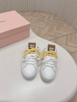 时尚必备 Miumiu 真皮绑带滑板底休闲半拖鞋 这款 Miumiu 休闲鞋简直是时尚界的宠儿！ 采用优质牛皮面料，触感柔软，质感十足。 独特的绑带设计，增添了