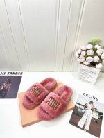 工厂 Miumiu经典秋冬字母毛毛拖鞋 这季节美鞋太多这款毛拖 真的是让我无法自拔真太可爱了～ 毛茸茸的羊毛是选用欧洲进口a级羊毛 我们做到与原版一致满鞋 全部