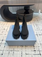 Prada2024新款袜子靴～ 这是一款特别让我想给大家分享和力推的一款 首先它针织袜子的材料不挑脚型而且非常服帖 最重要是一秒增高变蜈蚣精 这款的底还特别轻穿